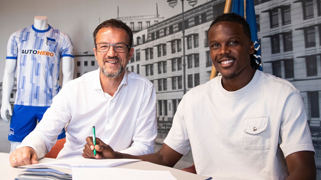 Eine Unterschrift, zwei glückliche Gesichter: Sportchef Fredi Bobic und Abwehr-Boss Dedryck Boyata.