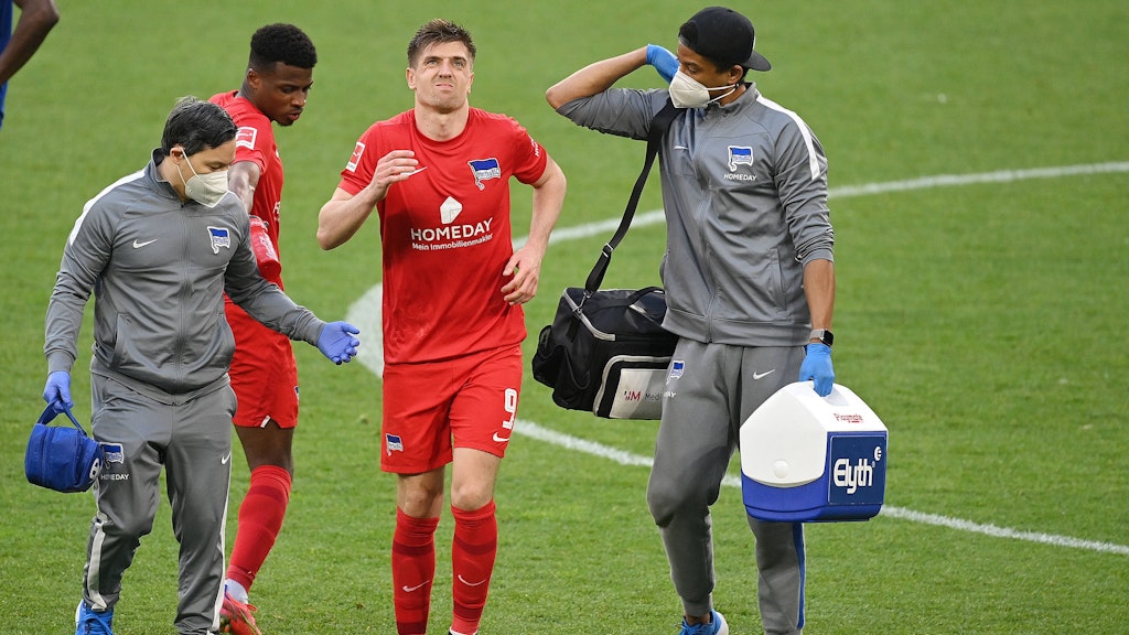 Der Moment, als es passiert ist: Herthas Kris Piatek brach sich beim Spiel auf Schalke im Mai den Knöchel.