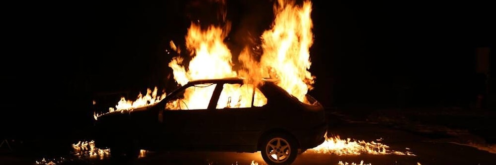 Ein brennendes E-Auto sorgt in Amerika für Schlagzeilen. (Symbolbild) 
