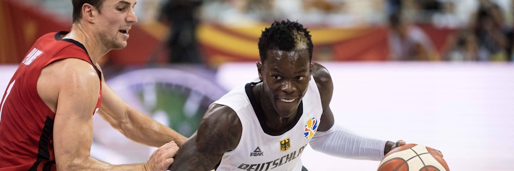 Für viele Basketball-Experten zu gierig: NBA-Star Dennis Schröder muss für seine Zockerei um einen neuen Vertrag viel Kritik einstecken. 