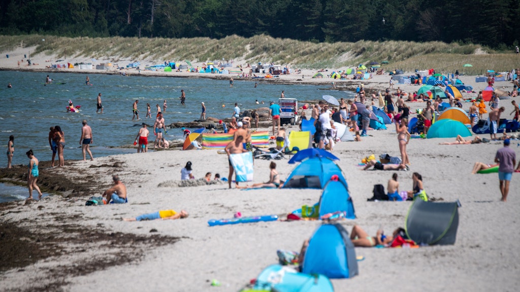  Menschen am Strand des Seebads. In Ostholstein ist eine Infektion mit Vibrionen nun tödlich ausgegangen. 