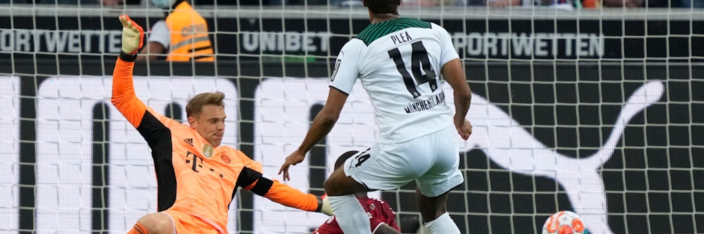 Das erste Tor der neuen Saison. Gladbachs Alassane Plea überwindet Bayern-Keeper Manuel Neuer.