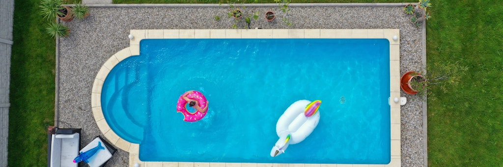 Die Kinder sind aus dem Haus, der Pool ist viel zu oft leer? Warum nicht einfach das Schwimmbad vermieten? Die Plattform Swimmy will das in Deutschland anbieten. 