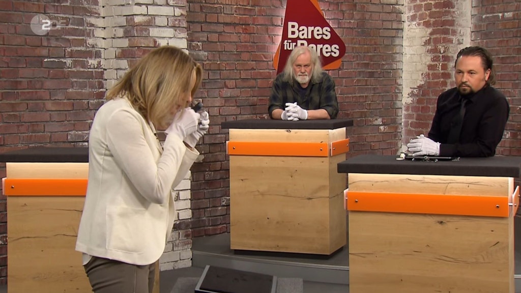 „Bares für Rares“-Händlerin Susanne Steiger ist schockverliebt in den schönen Ring.