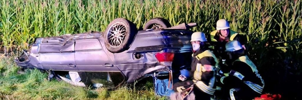 Der BMW liegt auf dem Dach in einem Feld bei Furth im Wald. Der Fahrer starb an den Folgen des Unfalls.