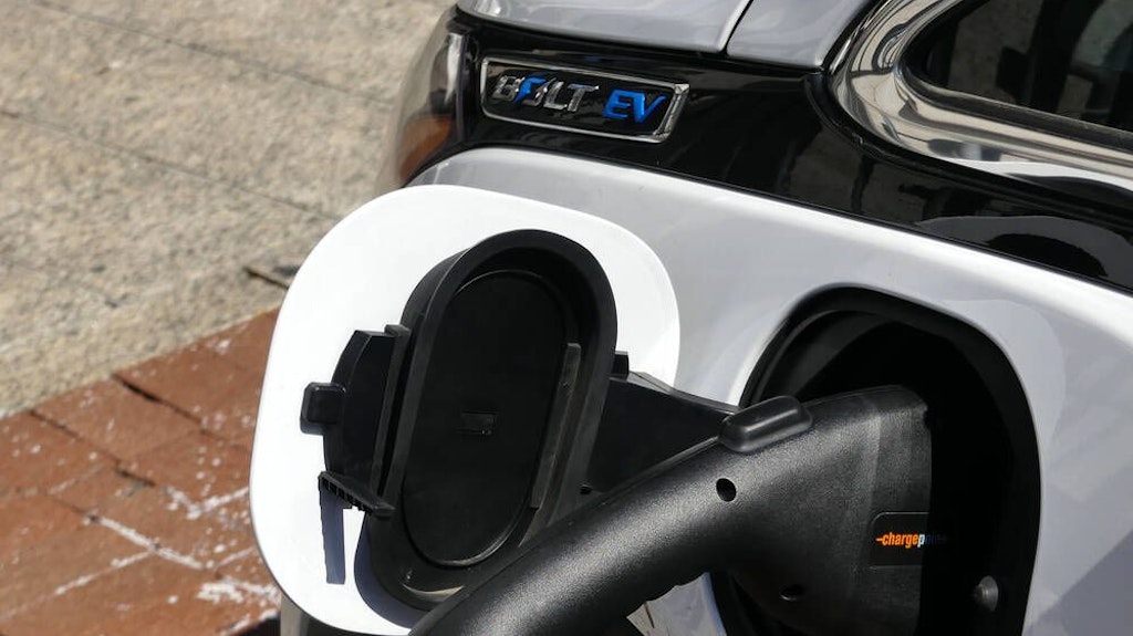 Das Problem mit der Batterie beim Chevrolet Bolt EV, Modelljahr 2019, ist übrigens kein Einzelfall. 68.000 Bolt-Elektrofahrzeuge wurden im November letzten Jahres zurückgerufen.
