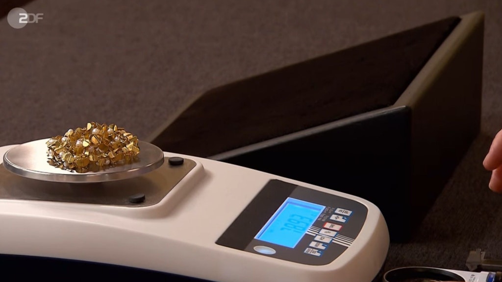 Die Kette wird bei „Bares für Rares“ gewogen, sie ist aus 18-karätigem Gold.