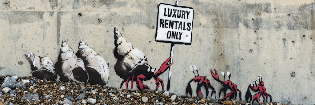 „Nur Luxus-Vermietung“: Eines der neuen Werke von Banksy an einer Strandmauer in Cromer.