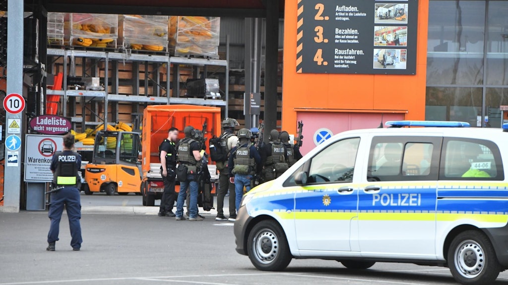 Das ganze Gelände in der Gradestraße in Neukölln wurde von der Polizei abgeriegelt.