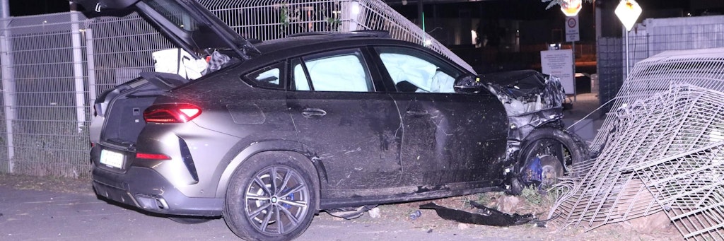 Der schwere BMW durchbrach den Zaun zur Messe Berlin.