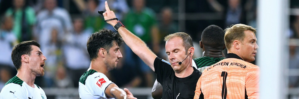 Schidsrichter Marco Fritz hatte nicht nur beim Protest des Gladbach-Kapitäns Stindl seine Augenzu, sonder auch bei zwei Elferszenen.