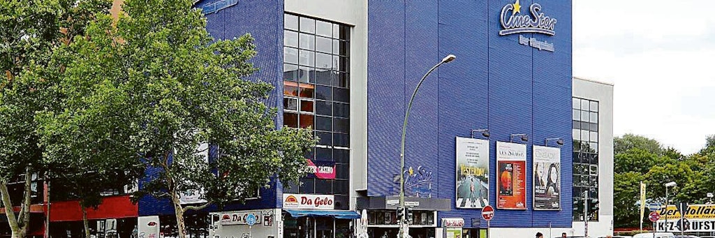 Der Komplex mit dem CineStar-Kino an der Elsenstraße: Er soll abgerissen werden, aber wann, ist ungewiss.