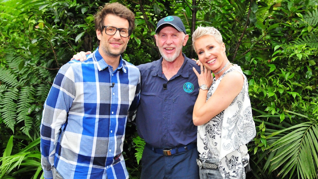 Die Dschungel-Moderatoren Daniel Hartwich und Sonja Zietlow mit Dr. Bob.