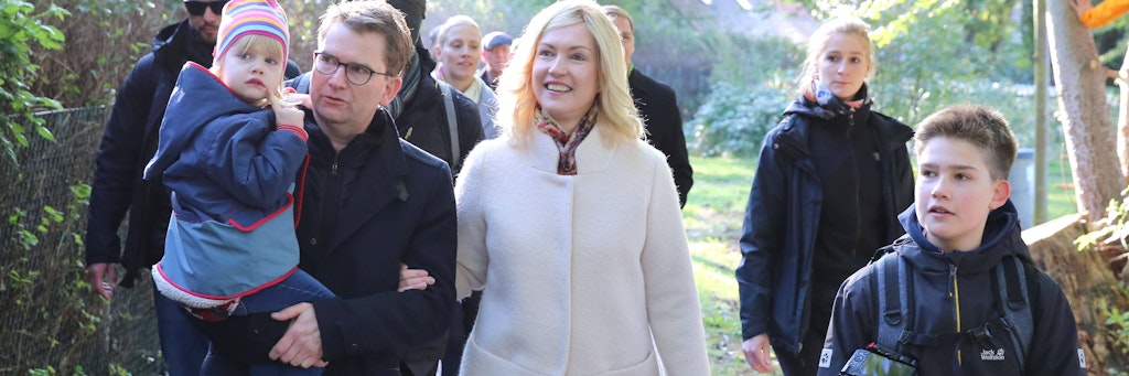 Die Ministerpräsidentin Manuela Schwesig (SPD) 2019 mit Ehemann Stefan und den Kindern Julia (l.) und Julian (r.).