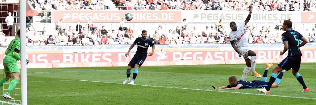 Erst schubsen, dann köpfen! Kölns Modeste foult erst Dardai und macht dann das 1:1. Der Treffer zählt.