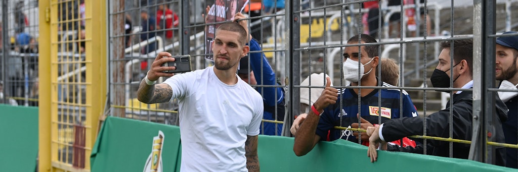 Robert Andrich macht ein Selfie mit den Union-Fans. Das war vor einer Woche beim Pokalsieg in München bei Türkgücü. War es sein letzter Auftritt für die Eisernen?