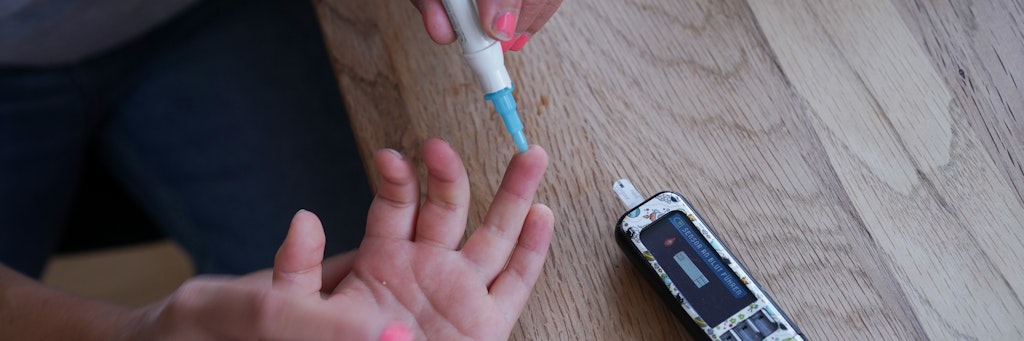 Dem vierjährigen Oskar wird von seiner Mutter der Blutzuckergehalt gemessen. 