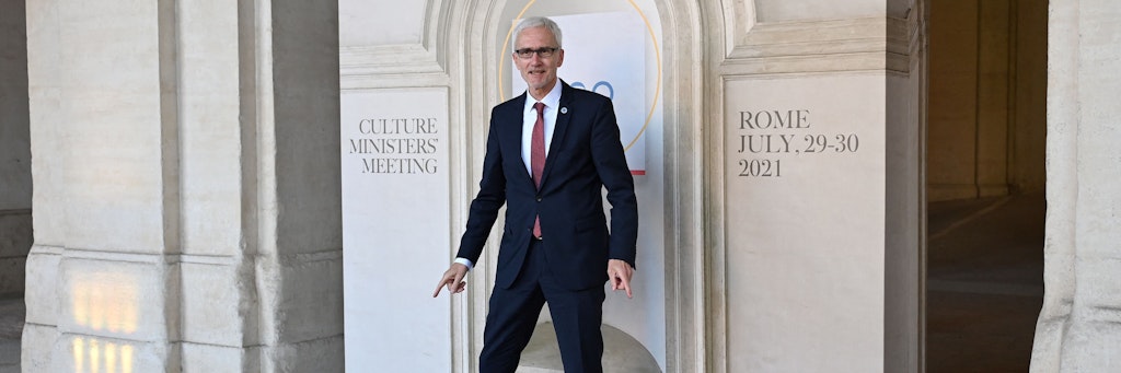 Interpol-Generalsekretär Jürgen Stock warnt vor Fake-Angeboten von Impfstoffen.