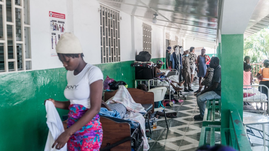 Einige Verletzte werden im Krankenhaus von Les Cayes aus Platzmangel auf der Veranda behandelt.