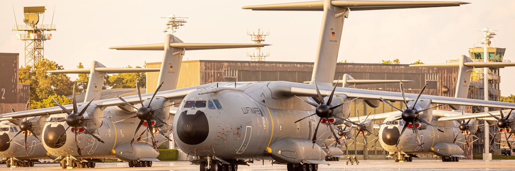 Transportflugzeuge vom Typ Airbus A400M der Luftwaffe stehen auf dem Fliegerhorst Wunstorf bei Hannover. Angesichts des rasanten Vormarschs der Taliban in Afghanistan hat die Bundeswehr mit der Evakuierung deutscher Staatsbürger und afghanischer Ortskräfte aus Kabul begonnen.
