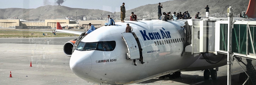  Menschen sind in Kabul auf das Dach eines afghanischen Verkehrsflugzeugs geklettert, in der Hoffnung, so einen Mitflug ins Ausland erzwingen zu können..