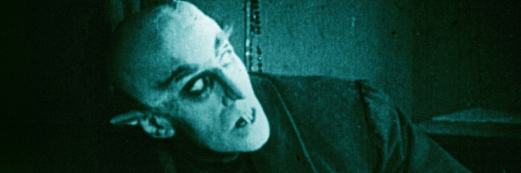 Eine Szene mit Max Schreck aus „Nosferatu – Eine Symphonie des Grauens“ (1922) von Friedrich Wilhelm Murnau.