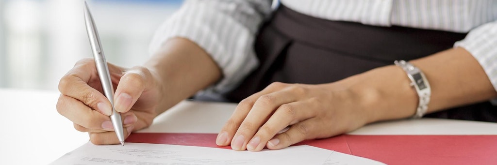 Wer nach seiner Ausbildung vom Betrieb übernommen wird, vereinbart im neuen Arbeitsvertrag oft auch eine erneute Probezeit. 