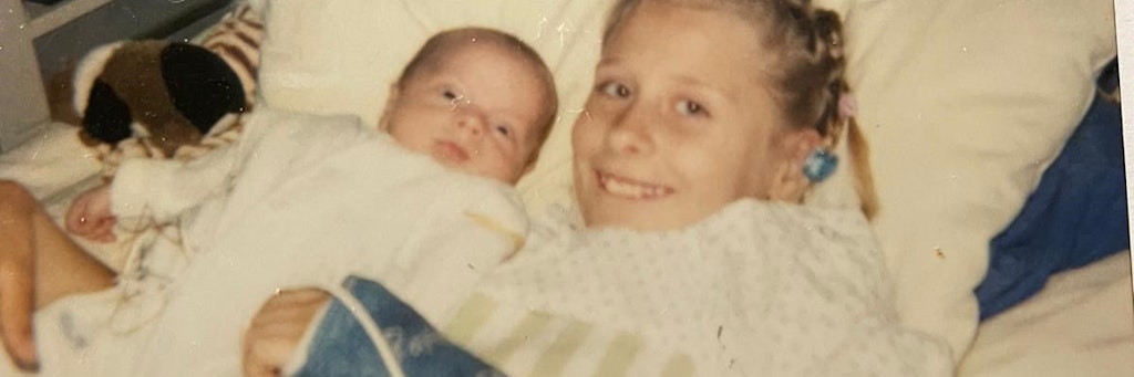 Nadine Engel vor 17 Jahren im Krankenhaus. Sie hält das Baby einer Freundin ihrer Mutter im Arm. 
