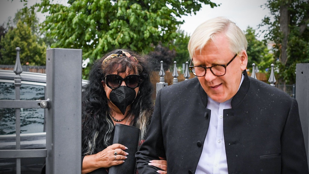 Der Beelitzer Bürgermeister Bernhard Knuth geleitet Witwe Heike Köfer zu der Trauerfeier.<br>
