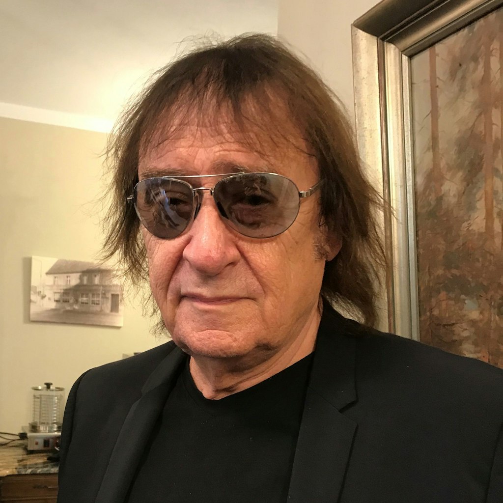 Dieter „Maschine“ Birr bei der Trauerfeier: Der Ex-Puhdy erinnerte sich an einen festlichen Enten-Schmaus, den Herbert Köfer ihm zum Geburtstag schenkte. „Gerne hätte ich das mit ihm noch einmal wiederholt. “