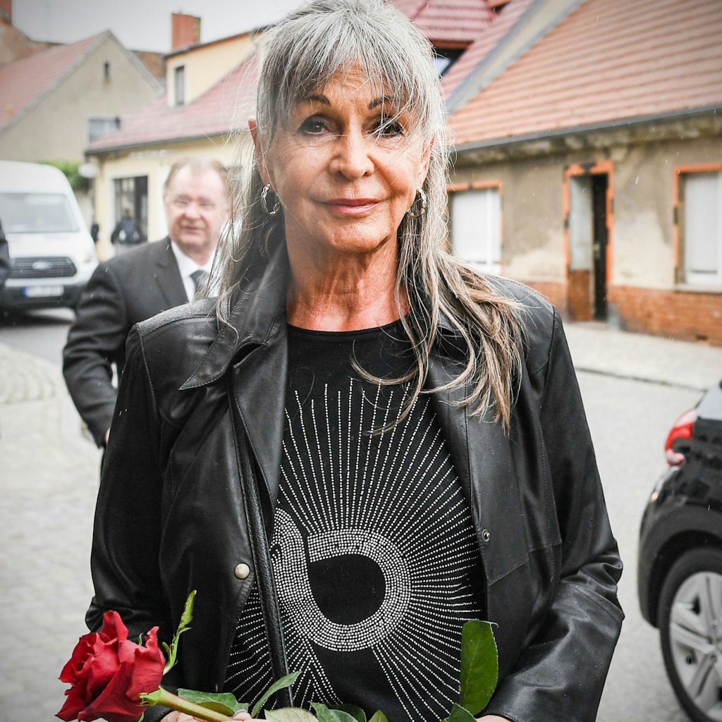 Mit einer Rose kam auch Uta Schorn („In aller Freundschaft“).<br>