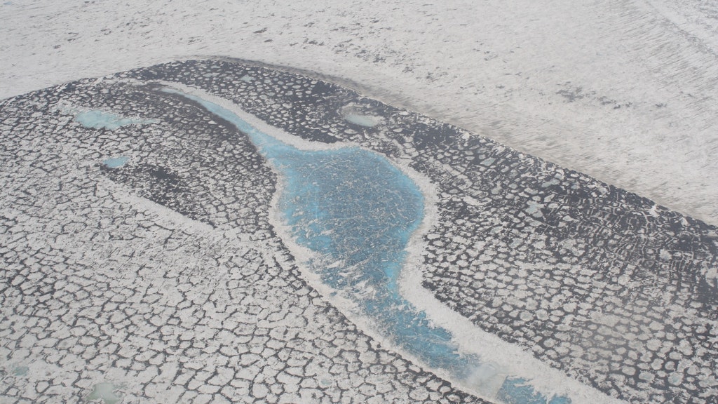 Eine Landaufnahme der russischen Tundra, die das typische Muster der Permafrost-Gebiete zeigt.