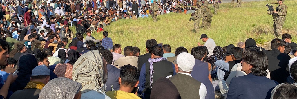 US-Soldaten bewachen eine Absperrung am internationalen Flughafen in Kabul.