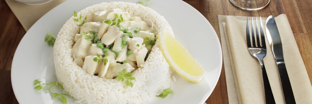 Hühnerfrikassee schmeckt besonders gut mit Reis.