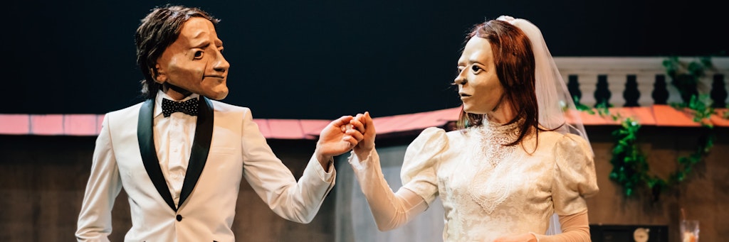 Die Hochzeit ist angerichtet. „Feste“ von Familie Flöz ist ein Märchen für Erwachsene ohne Worte. Dafür mit Masken.