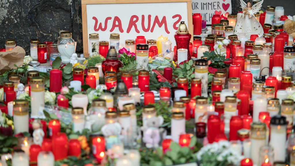 Vor der Porta Nigra in Trier haben Menschen zum Gedenken an die Opfer der Amokfahrt vom 1. Dezember 2020 Kerzen aufgestellt.