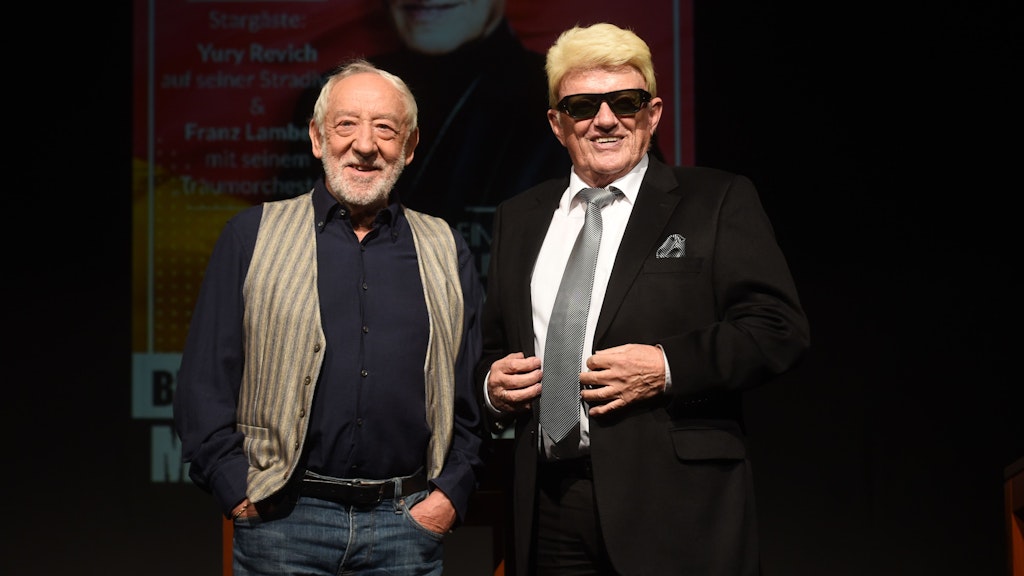 Heino mit Dieter Hallervorden am Mittwoch auf der Bühne des Schlosspark Theater in Steglitz. Hier tritt der Schlager-Star im Dezember auf.