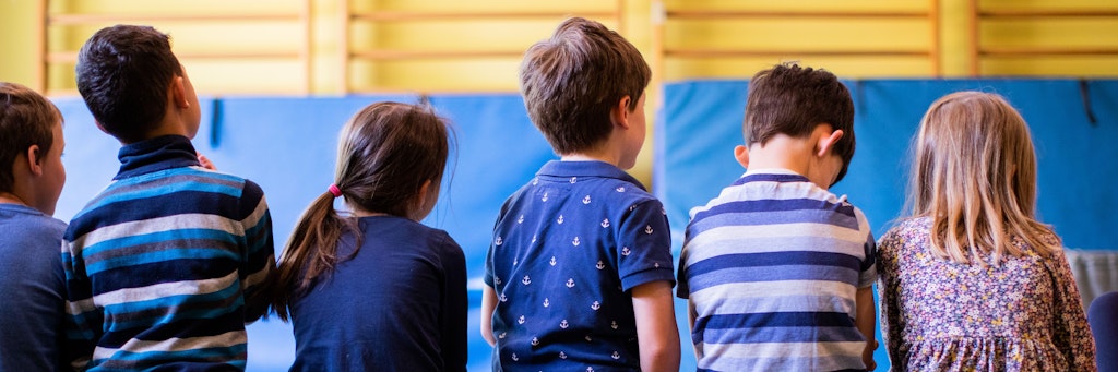 Kita-Kinder auf einer Bank: Jüngere infizieren sich zwar oft, erkranken aber selten schwer.