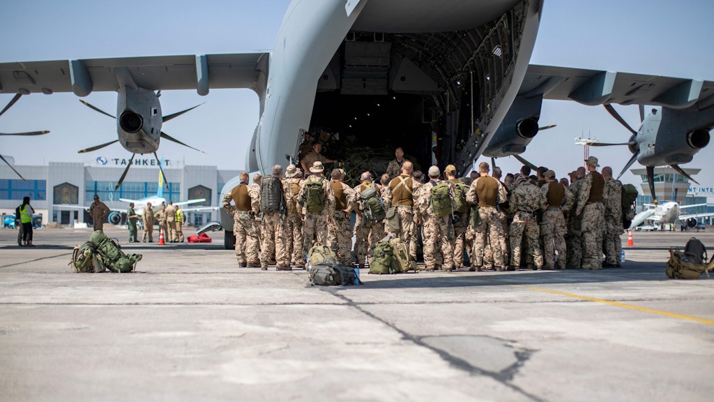 Deutsche Bundeswehr-Soldaten in Taschkent vor ihrem Abflug nach Kabul.