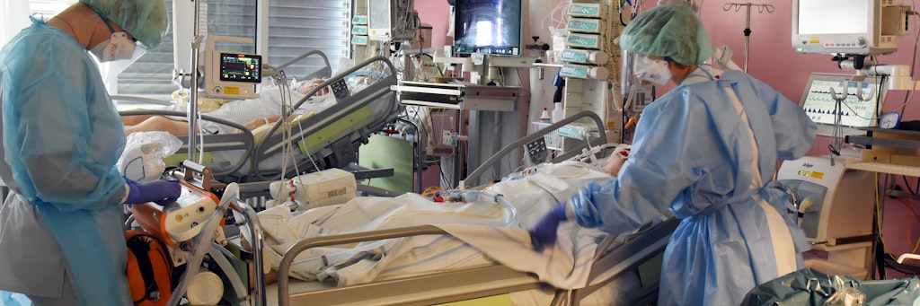 Eine Corona-Ärztin macht sich in einem offenen Brief Luft: Nach seiner Covid-Erkrankung experimentierte ihr Patient mit allem, was höchst umstritten in der Behandlung ist. Erfolglos. Er starb! Impfen lassen hatte er sich nicht: wegen mangelnden Vertrauens in den Wirkstoff.