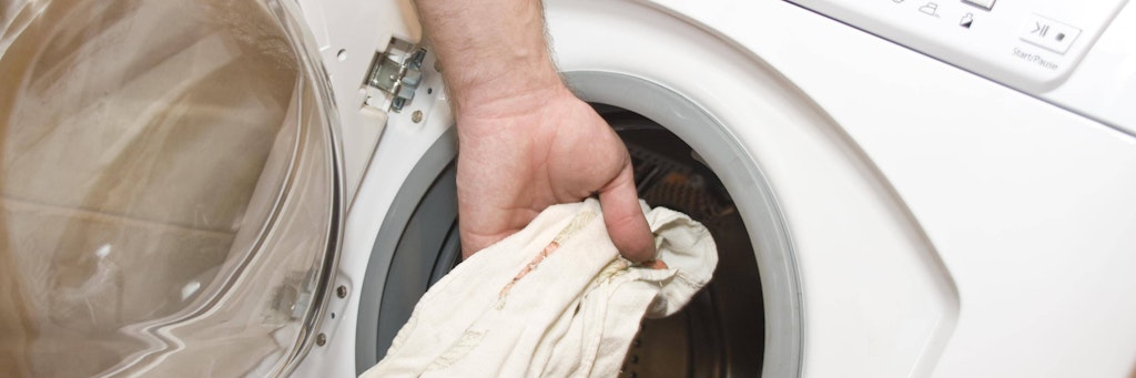 Wenn es in der Waschmaschine stinkt, kann es sein, dass die Maschine selbst zu einem Hort von Schmutz und Bakterien geworden ist.