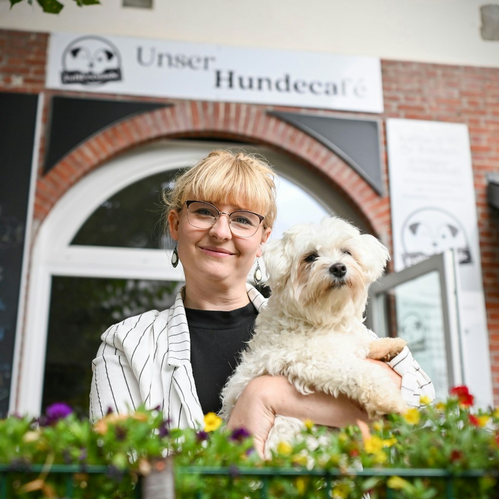 Nadine Seyffert (29) und Hundedame Terra freuen sich auf Gäste – vierbeinige und Zweibeiner.<br>