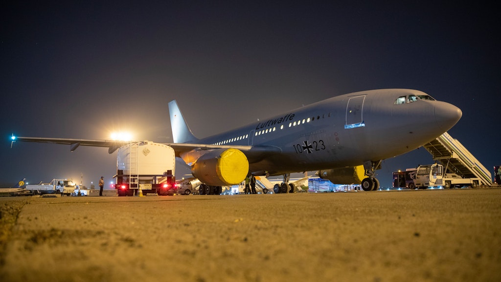 Bereit für den Einsatz: Der einstige DDR-Airbus steht im grauen Luftwaffen-Look auf dem Flugplatz in Taschkent (Usbekistan) und wird betankt. Seit 30 Jahren ist der Flieger im Dienst der Flugbereitschaft der Luftwaffe, hat Platz für 214 Passagiere.<br>