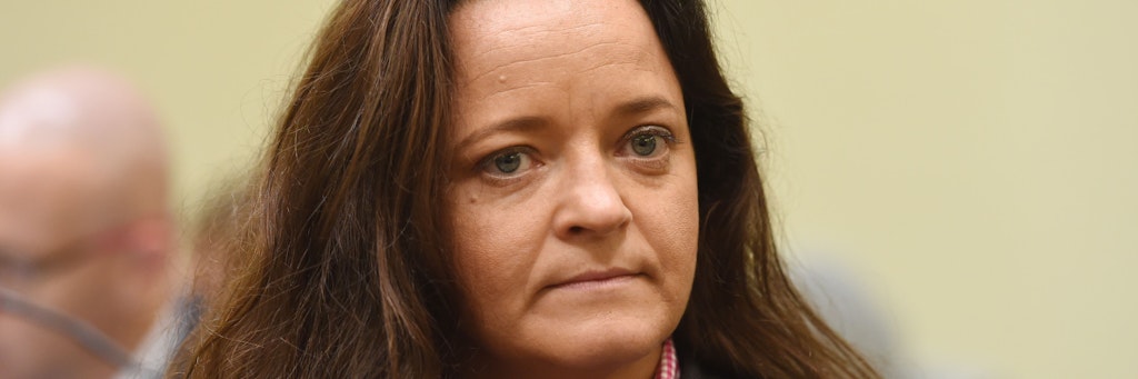 Beate Zschäpe 2018 auf der Anklagebank im Gerichtssaal.