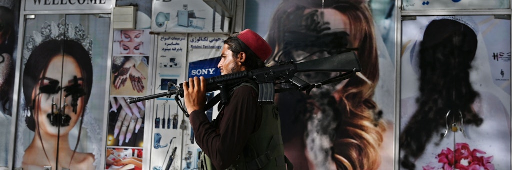 Aus Angst vor Zerstörung übersprühten Ladenbesitzer in Kabul Frauengesichter an Geschäften.
