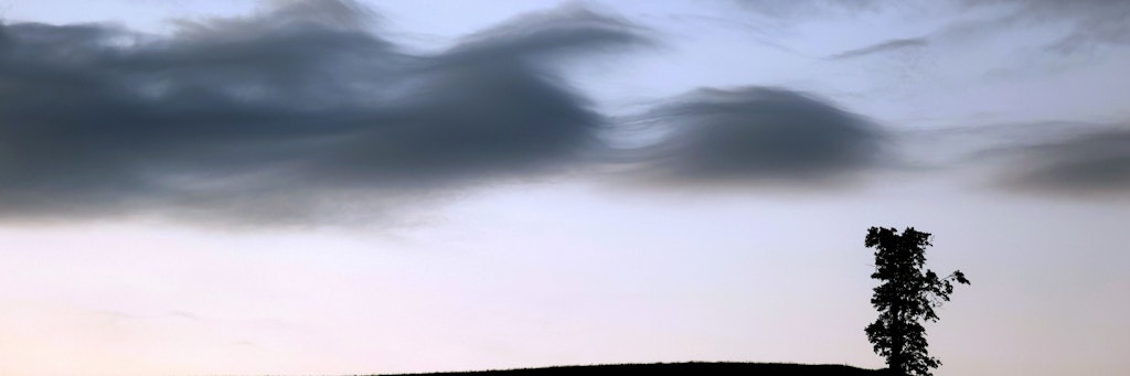Wellenförmige Wolken verzieren den Sonnenuntergang, kündigen allerdings auch an, dass sich das Wetter bald wieder eintrübt.