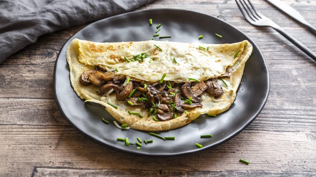Eierkuchen kann man beliebig füllen, zum Beispiel auch mit Pilzen für den herzhaften Genuss.