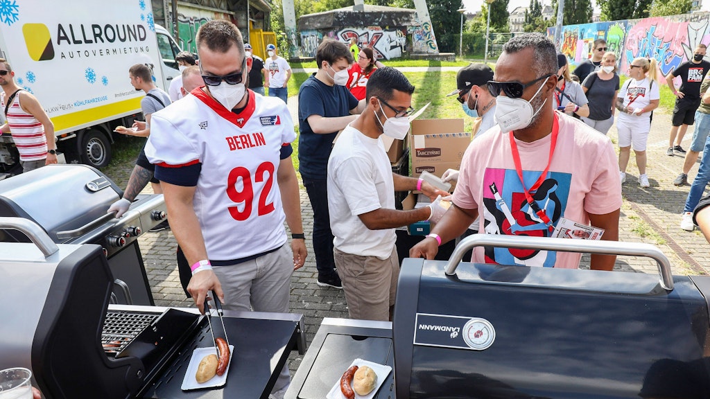 Party und Grillen in Prenzlauer Berg: Ex-NFL-Profi Björn Werner (l). und EFL-Commissioner Patrick Esume. 