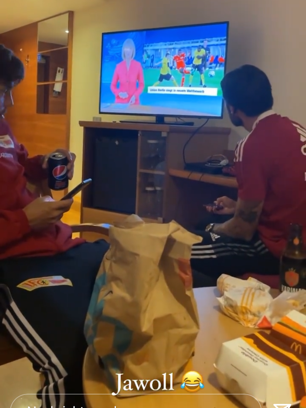 Max Kruse zeigte, wie der 1. FC Union mit Burgern, Pommes und Cola den 4:0 Sieg in Finnland feierte. 