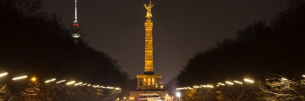 Unbekannte Diebe haben historische Kupferplatten an der Siegessäule am Großen Stern in Berlin abmontiert.